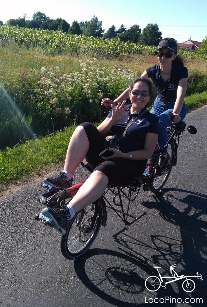 Deux jeunes filles sur un tandem Pino Hase Locapino