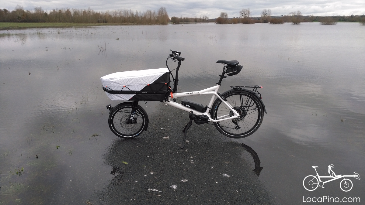 Gravit City E sur une route inondée sur la Loire à Vélo