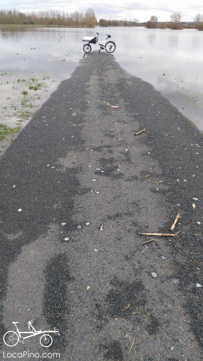 un Gravit City E par Hase sur une route inondée sur une variante de la Loire à Vélo