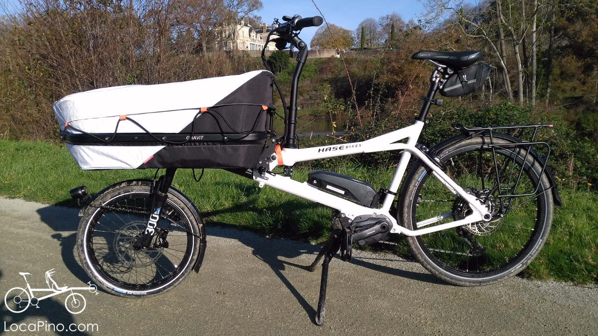 un Gravit City E par Hase devant un chateau sur la Vélo Francette