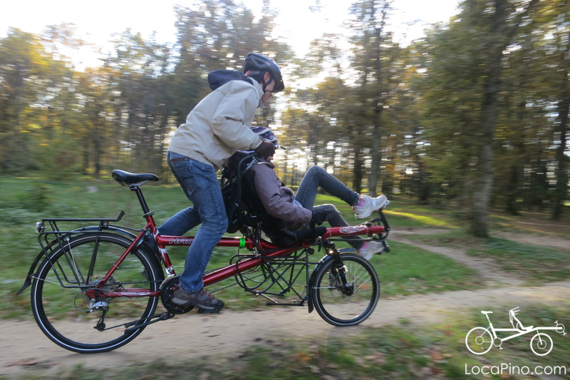 Le tandem Pino dans la forêt piloté par deux personnes