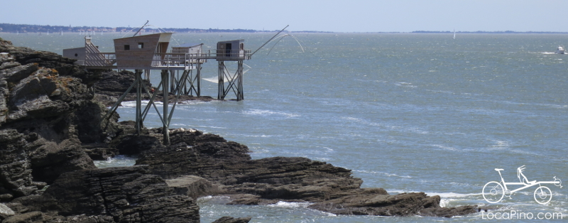 Vue des cabanes de pêche entre la Pointe Saint Gildas et Pornic, sur la Vélodyssée