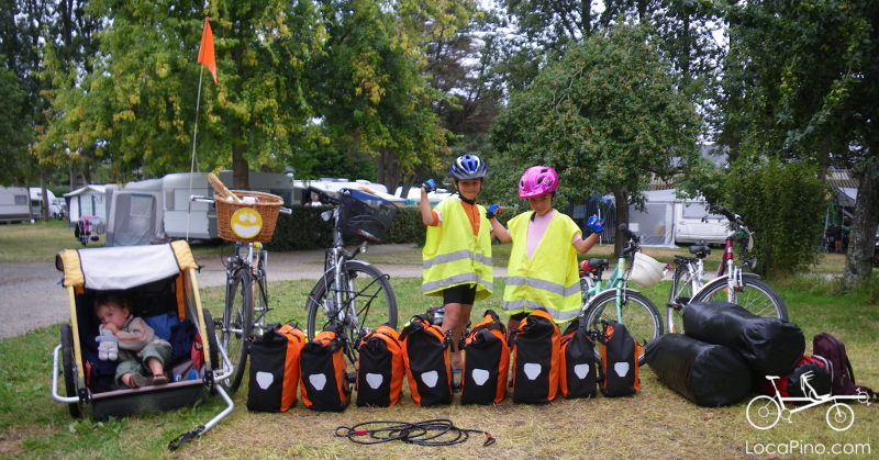 Enfants qui voyagent en itinérance vélo avec des sacoches