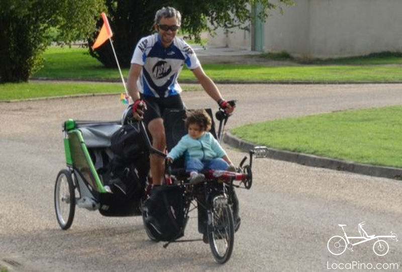 Un tandem Pino équipé d'une carriole pour enfants sur le parcours de la Loire à Vélo