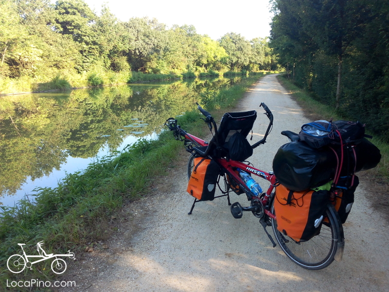 Un tandem pino Hase et ses sacoches sur le canal de Nantes à Brest / Roscoff du côté de Nort sur Erdre