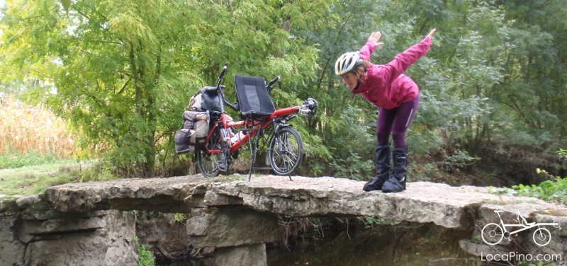 Un vélo tandem Pino de Hase Bikes sur un petit pont