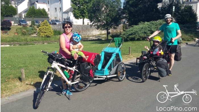 une famille qui parcourt la Loire à Vélo avec des enfants avec un tandem Pino et une remorque à Meung sur Loire
