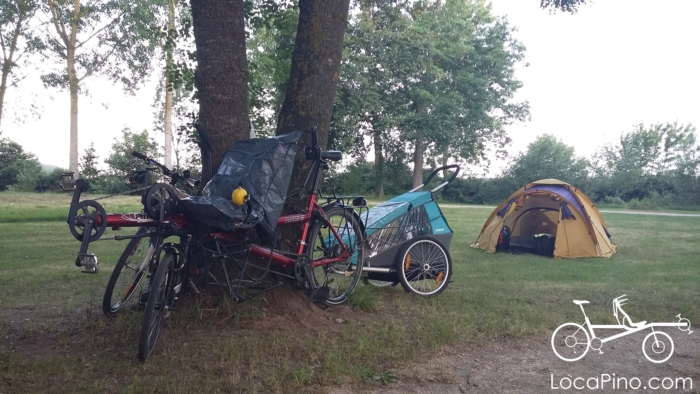 Une tente et le Pino dans un camping