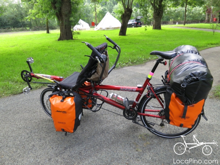 Un tandem Pino lourdement chargé pour la randonnée vélo