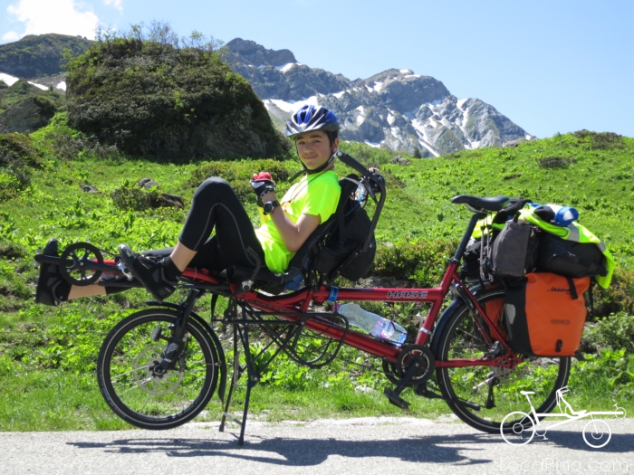 Un enfant à l'avant du tandem Pino durant la traversée des Alpes par la Route des Grandes Alpes, dans l'ascension du Cormet de Roselend