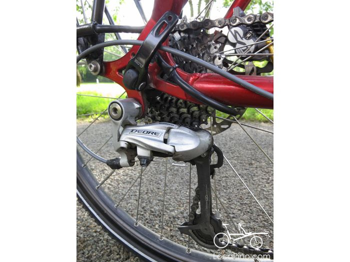 Vue détaillée du dérailleur Shimano Deore d'un tandem Pino par HaseBikes