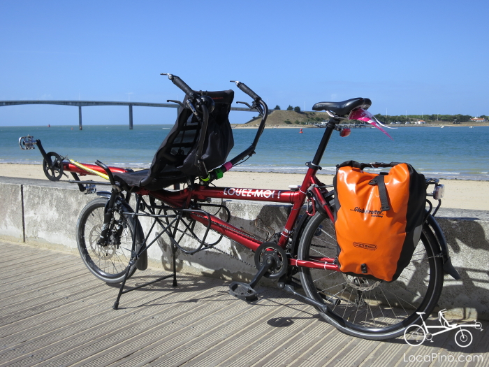 Un tandem Pino à Fromentine devant la plage et le Pont de l'Ile de Noirmoutier durant la Vélocéane