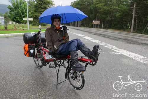 Un tandem Pino sous la pluie dans la montée du col de la Cayolle