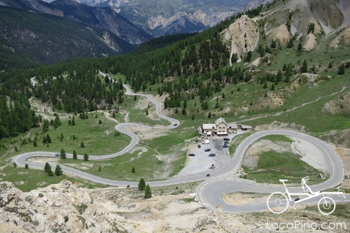 Vue sur l'auberge refuge Napoléon dans la montée du col de 	de l'Izoard côté Briançon