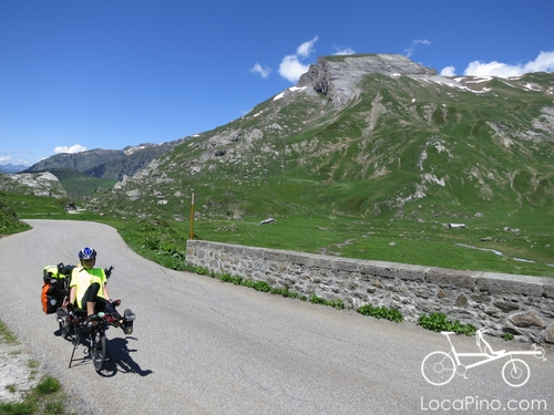 Dans la montée du Cormet de Roselend, au dessus du lac