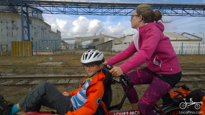 Deux enfants sur un Pino dans une zone industrielle de Saint Nazaire